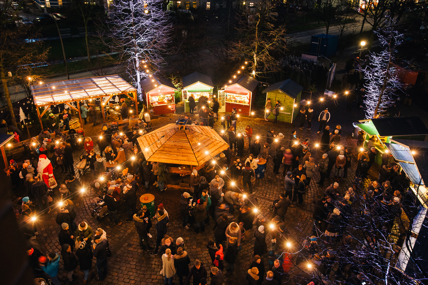 Der Weihnachtsmarkt an der Apostelkirche in Eimsbüttel. Er ist einer von vielen, die bereits geöffnet sind. (Archivbild)