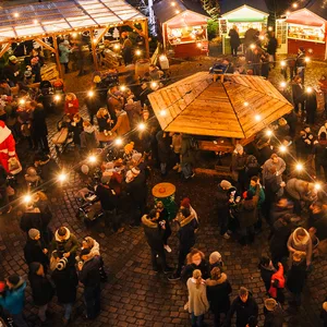 Der Weihnachtsmarkt an der Apostelkirche in Eimsbüttel. Er ist einer von vielen, die bereits geöffnet sind. (Archivbild)