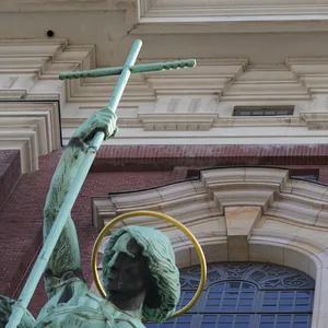 Über dem Kopf des Erzengels Michael oberhalb des Michel-Haupteinganges bröckelt die Fassade.