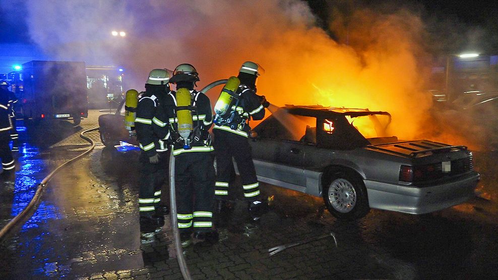 Auf dem Hof eines Exporthandels an der Billstraße brannten ebenfalls mehrere Fahrzeuge.