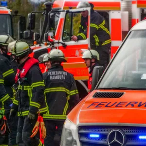 Feuerwehrleute im Einsatz (Symbolfoto).