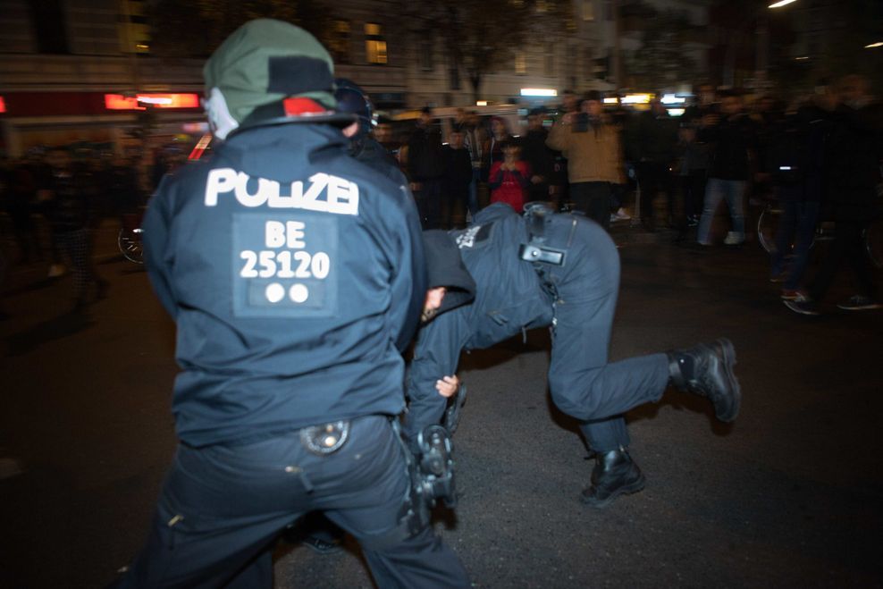 Berliner Polizisten nehmen einen Teilnehmer einer verbotenen Pro-Palästina-Demo auf der Sonnenallee im Bezirk Neukölln fest.