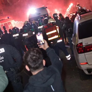 Teilnehmer einer verbotenen Pro-Palästina-Demonstration in der Nähe der Sonnenallee in Berlin zünden Pyrotechnik.