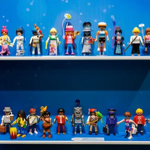 Playmobil-Figuren im Regal