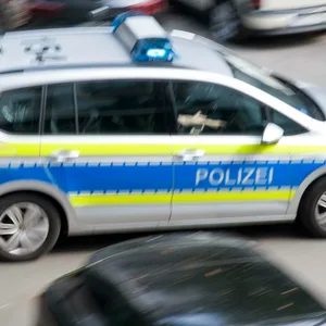 Ein Polizeiwagen fährt zum Einsatzort (Archivbild).