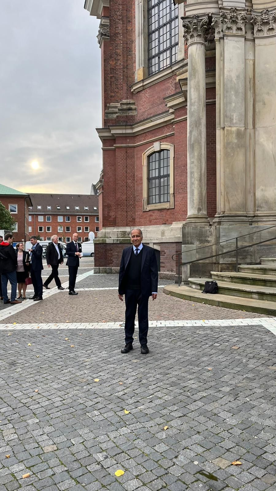 Auch Klimaforscher Mojib Latif ließ sich beim ökumenischen Gottesdienst zum Tag der Deutschen Einheit im Michel blicken.