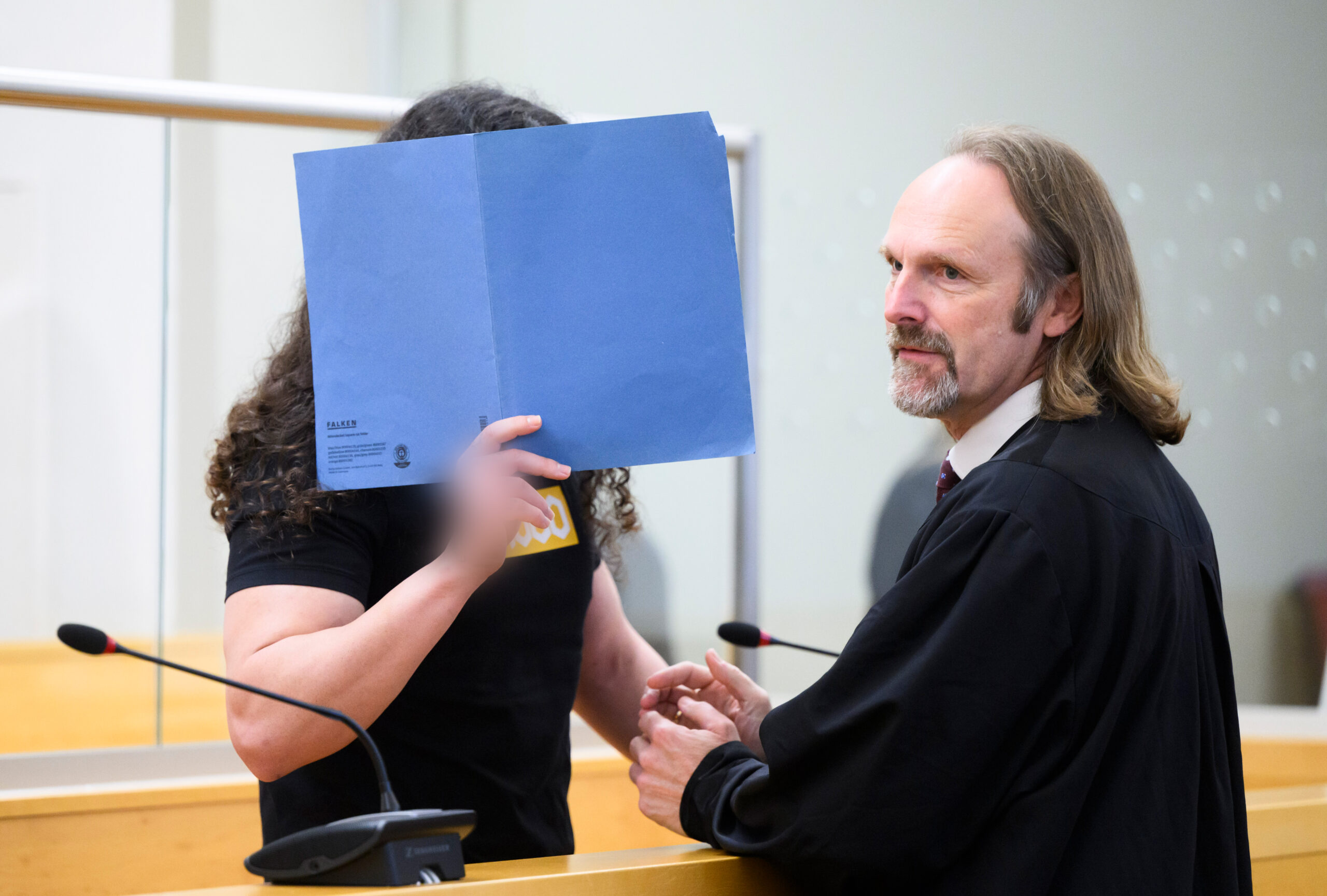Der Angeklagte (l.) steht beim Gerichtsprozess im Landgericht Hannover neben seinem Rechtsanwalt Mario Prigge.