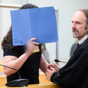 Der Angeklagte (l.) steht beim Gerichtsprozess im Landgericht Hannover neben seinem Rechtsanwalt Mario Prigge.