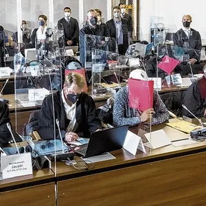 Angeklagte und ihre Verteidiger