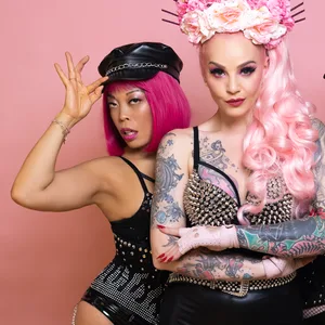 Belle la Donna (M.) will zum ESC! Ihre beiden Tänzerinnen, die sie liebevoll „Pink Army“ nennt, wären auch auf der Riesen-Bühne dabei.