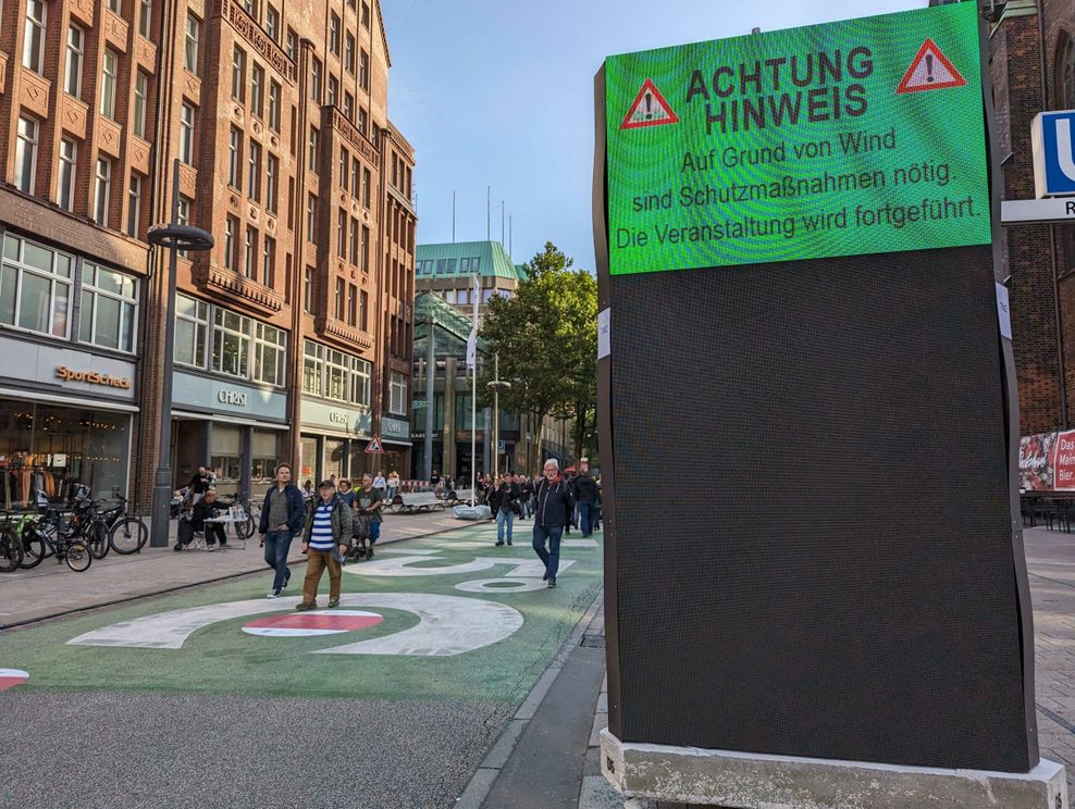 Anzeige auf der Mönckebergstraße weist am Tag der Deutschen Einheit auf Wind hin