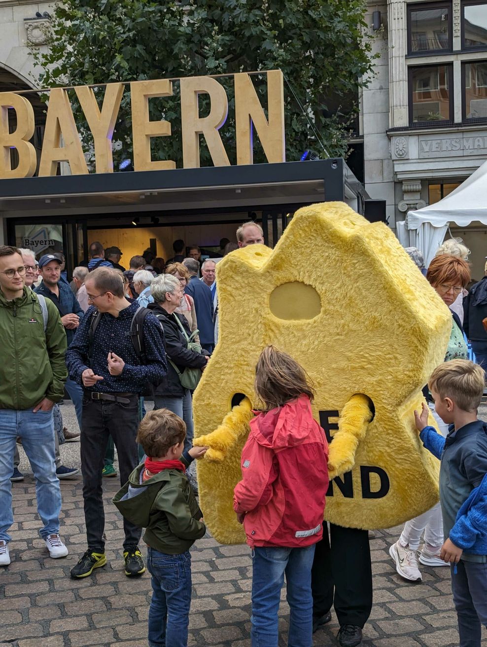 Ein gelbes Maskottchen in Form der Landesgrenzen Baden-Württembergs auf dem Bürgerfest zum Tag der Deutschen Einheit in Hamburg.
