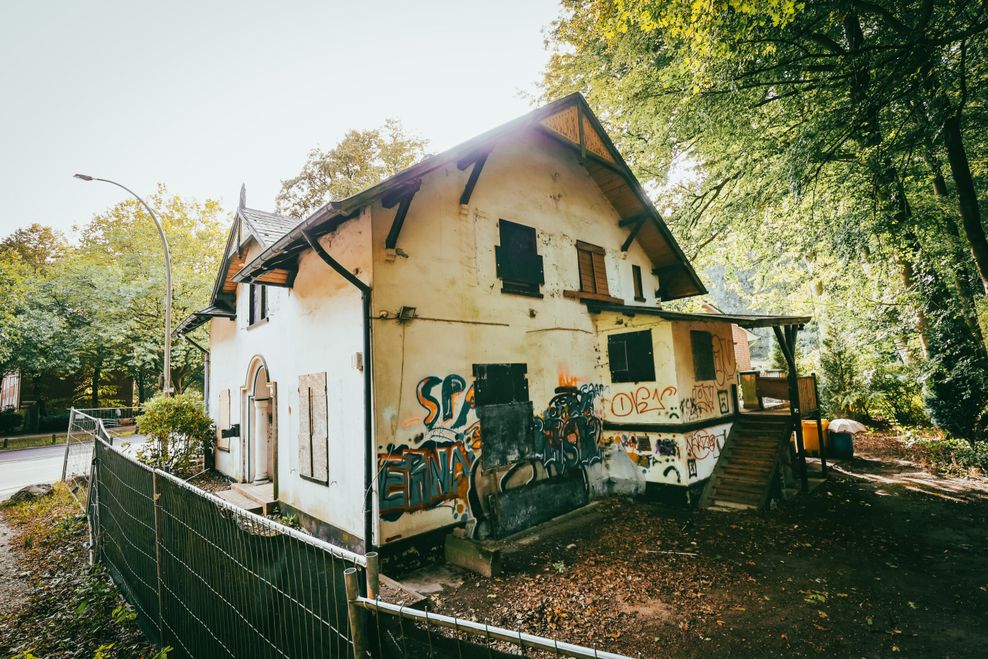 Das Pförtnerhaus hat schon bessere Tage gesehen. Seit Jahren wartet es auf eine Sanierung.