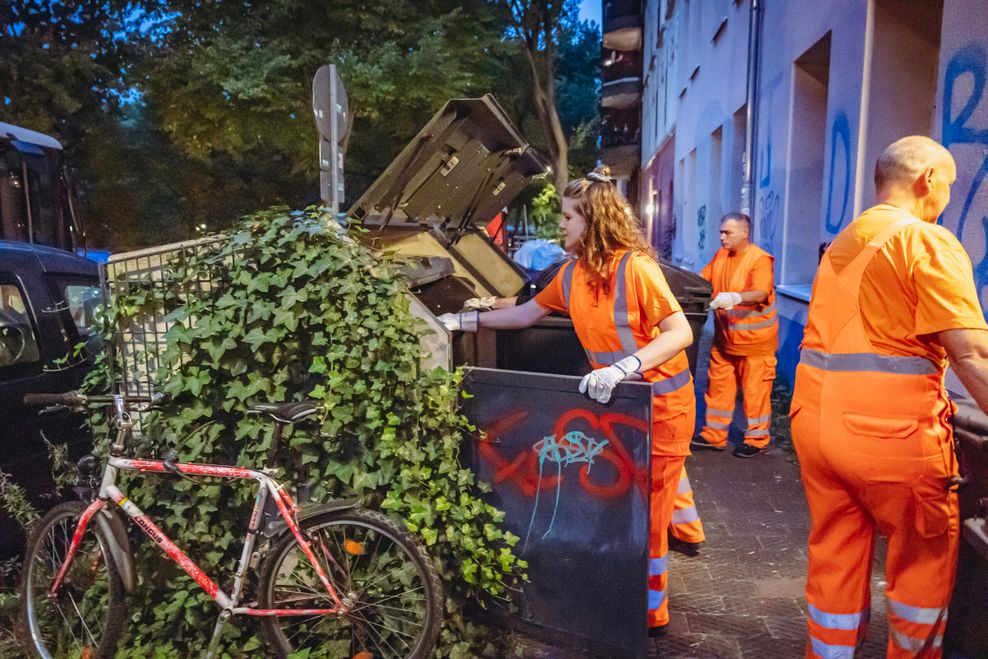 Alles wirkt wie ein einstudierter Tanz: Jeder weiß genau, was er machen muss. Da muss man sich erstmal reinfinden.