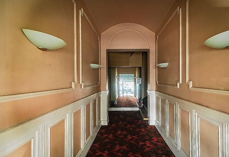 Verwaist: der Eingangs-Flur des Vier-Sterne-Hotels.