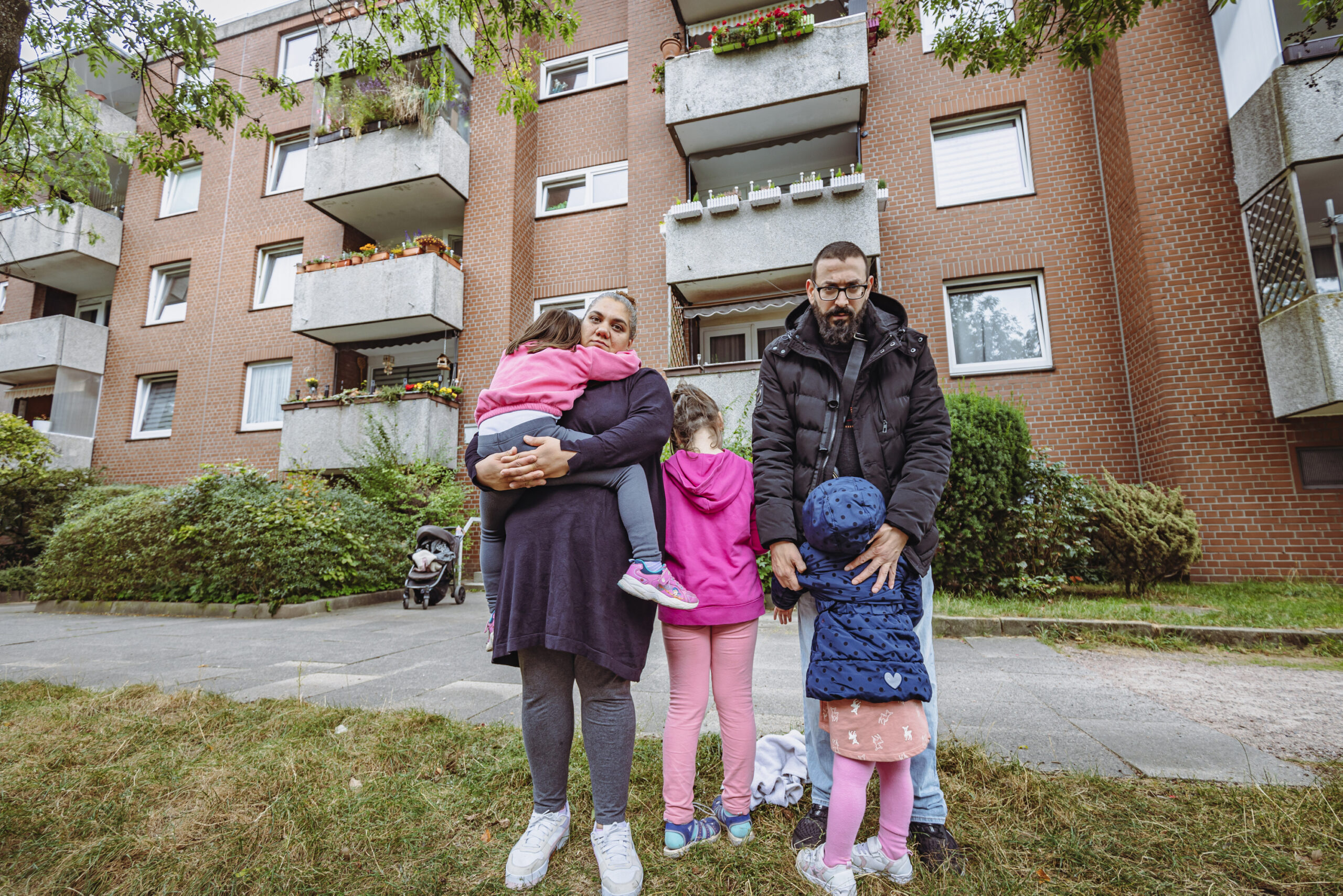 Ali Yapiskan (38) und seine Frau Yasemin (40) mit ihren drei Töchtern vor dem Haus am Erich-Ziegel-Ring (Steilshoop).