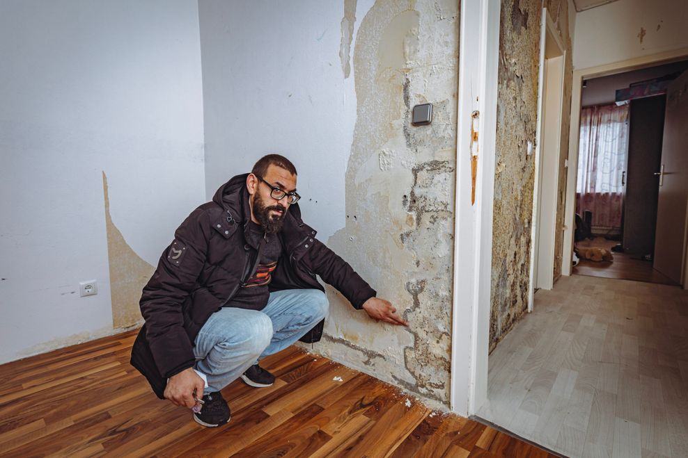 Ali Yapiskan zeigt den Schimmel in der Wohnung