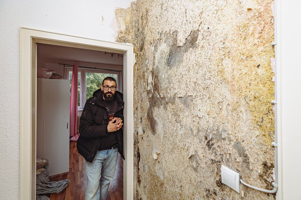 Albtraum-Wohnung: Ali Yapiskan (38) steht an einer mit Schimmel übersäten Wand.