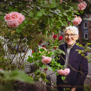 Eimsbüttlerin Lissi Westphal zwischen ihren Blumen