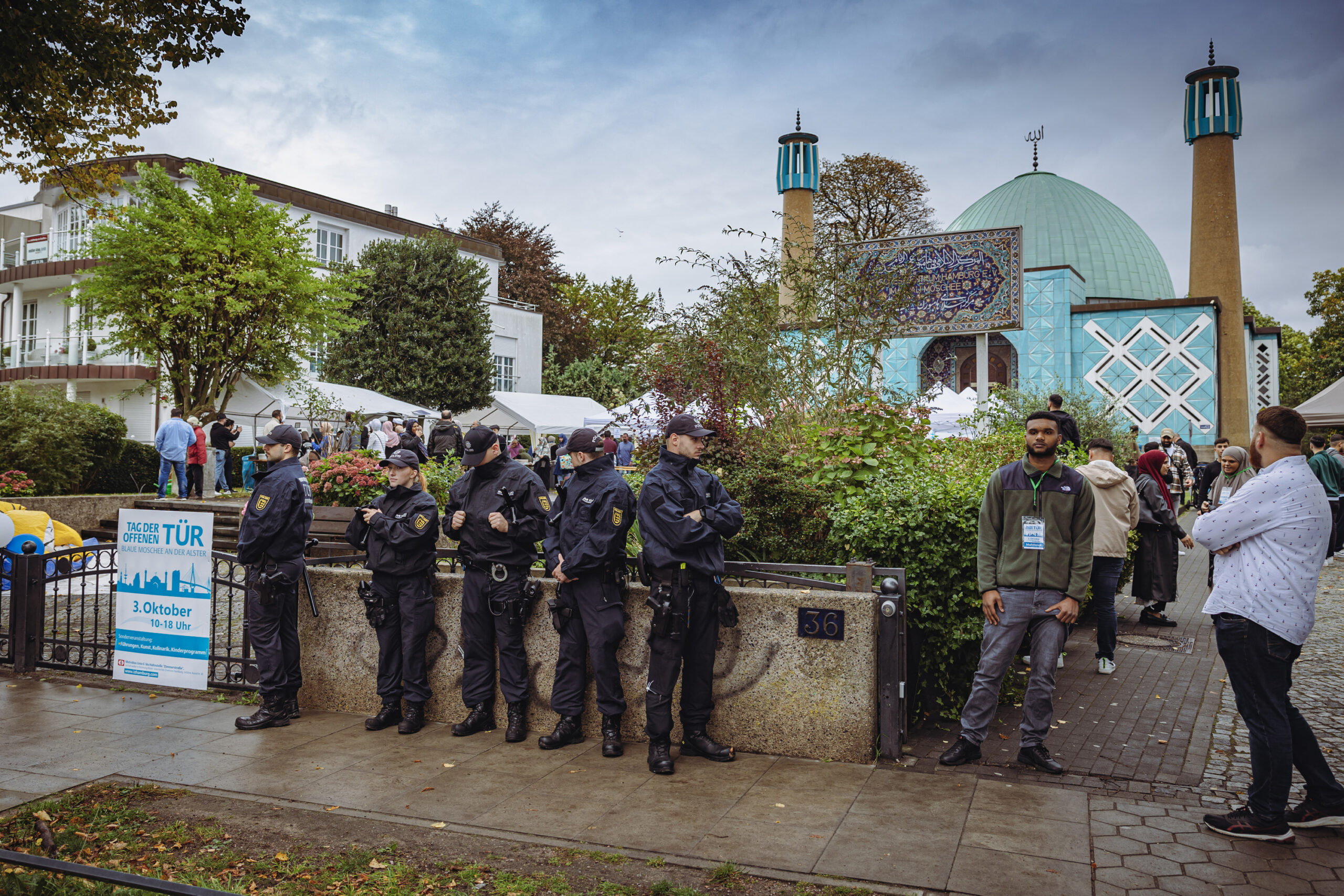 In den vergangenen Jahren gab es Handgreiflichkeiten, weshalb die Moschee von der Polizei bewacht wird.