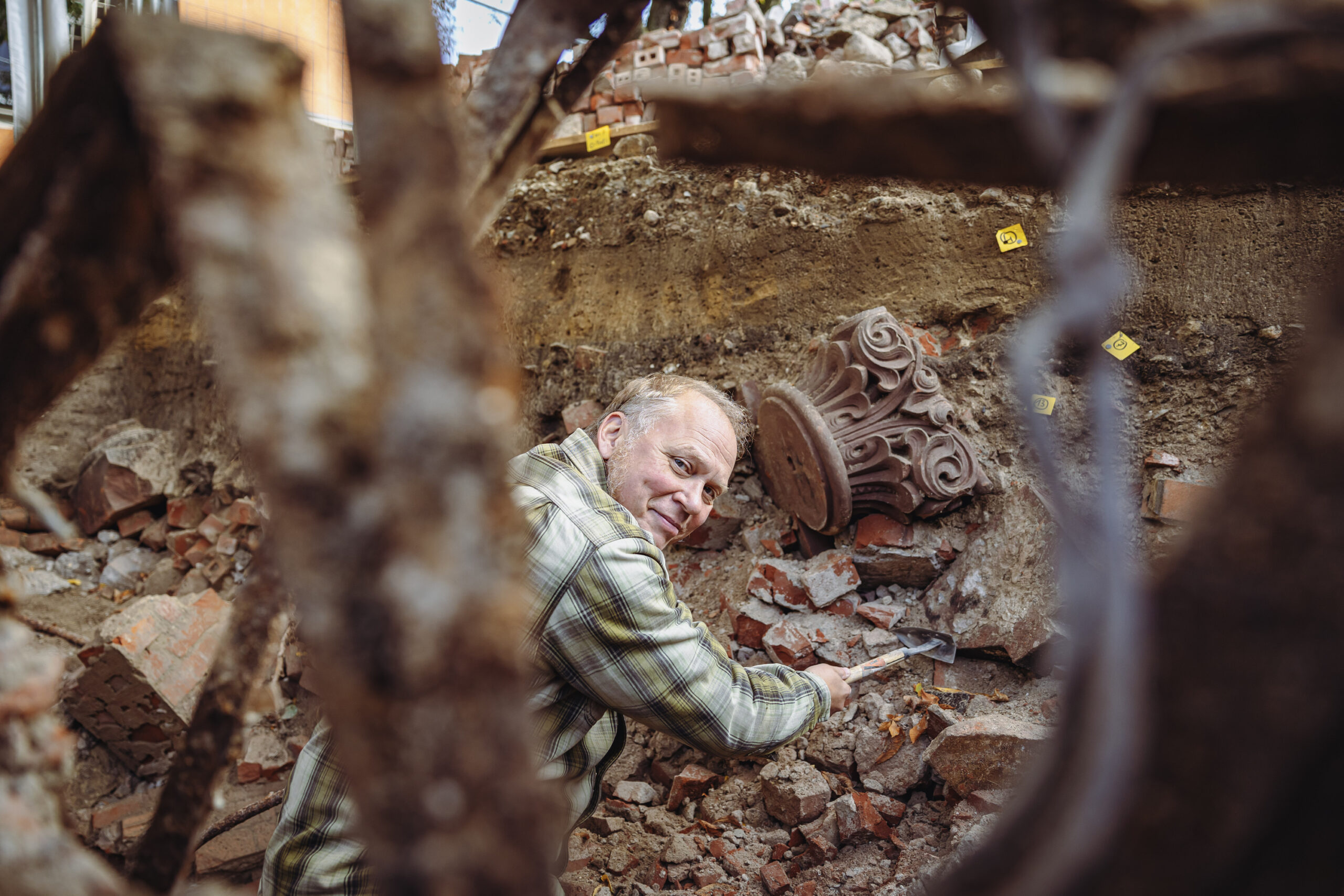 Ausgrabungen auf dem Carlebachplatz im Grindelviertel: der Archäologe Kay-Peter Suchowa gräbt in der Erde, um ihn herum viele Scherben