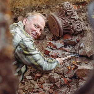 Ausgrabungen auf dem Carlebachplatz im Grindelviertel: der Archäologe Kay-Peter Suchowa gräbt in der Erde, um ihn herum viele Scherben