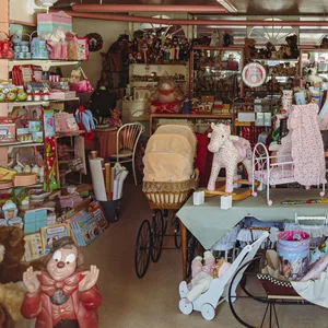 Wie in einer Zeitkapsel: Blick in den verlassenen Puppenladen in der Wandsbeker Chaussee 110
