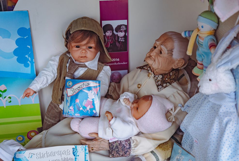 Etwas unheimlich wirkt diese „Oma-Puppe“ im Schaufenster.