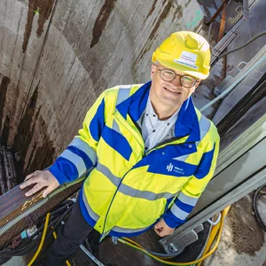 Dirk Lassen-Petersen am Schacht für den Fernwärmetunnel