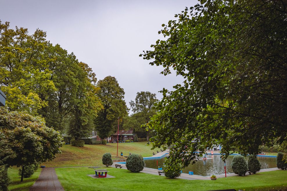 Das idyllische Duvenstedter Freibad liegt direkt neben der Festwiese.