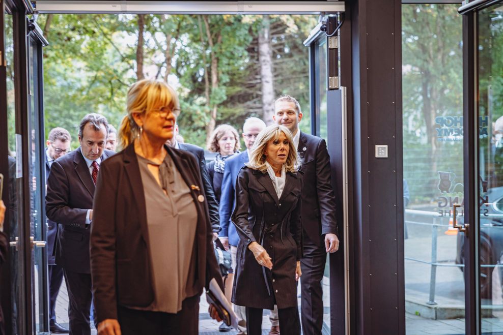 Kam um 10.03 Uhr in die HipHop-Schule in Billstedt: Brigitte Macron, die Ehefrau von Frankreichs Präsidenten Emmanuel Macron.
