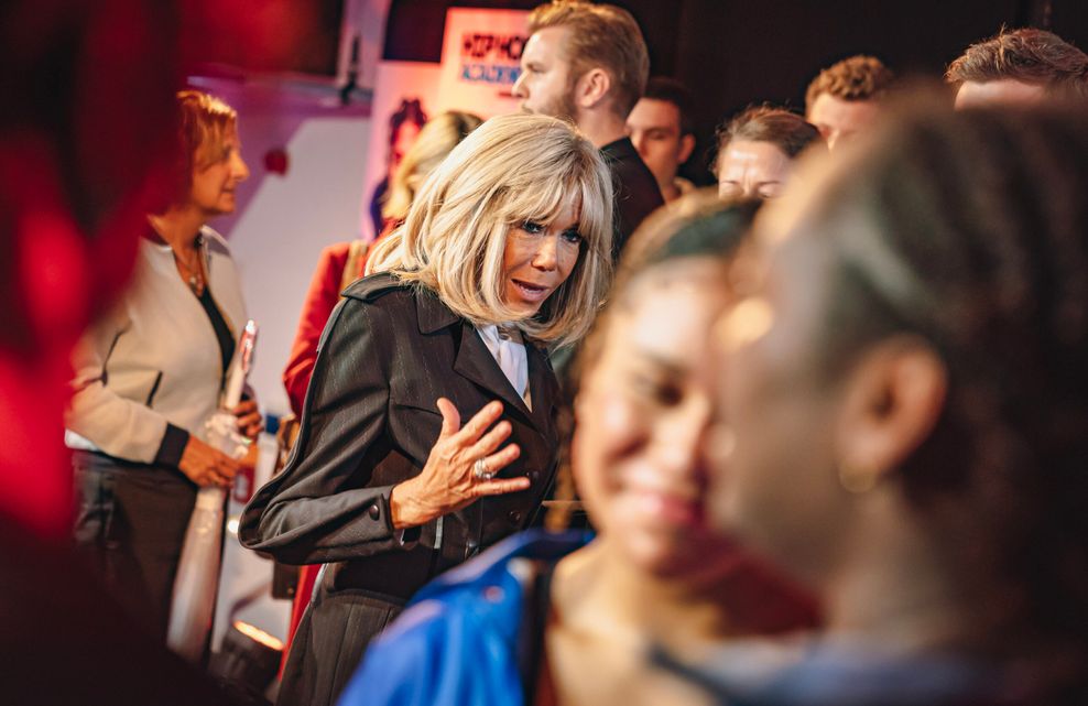 Brigitte Macron hat sich Zeit für die Jugendlichen genommen und ihnen interessiert Fragen gestellt.