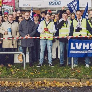 Dutzende JVA-Bedienstete forderten am Montag vor der Hamburger U-Haftanstalt unter anderem mehr Lohn.