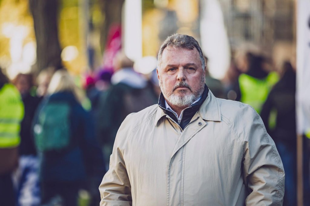 BSBD-Chef René Müller vor der U-Haftanstalt an der Holstenglacis in Hamburg.