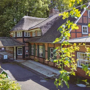Der Gasthof liegt idylisch am Ortsausgang von Geesthacht an der B5.