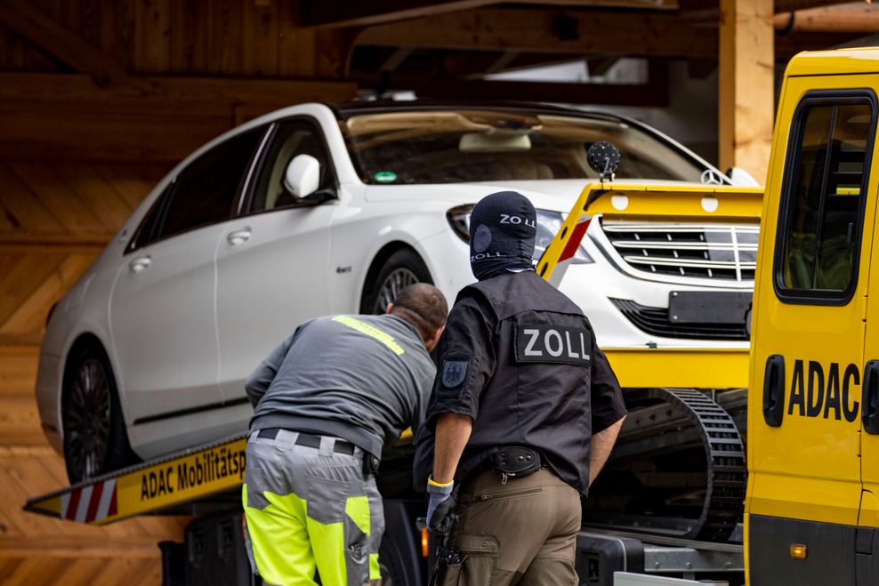 Zollbeamte stellen bei der Razzia am Tegernsee einen Maybach sicher.