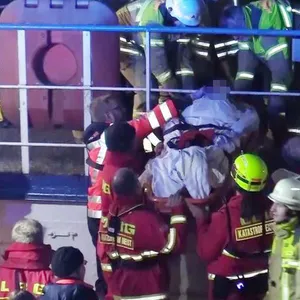 Retter von Feuerwehr und DLRG holen den Verletzten von Bord des Kreuzfahrtschiffs der Aida-Flotte.