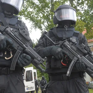 Mann nach Messerstichen in Lebensgefahr – SEK nimmt Täter fest