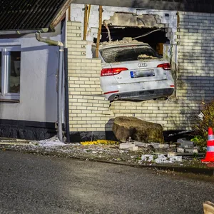 Im Norden: Audi kracht i Wohnhaus und landet in Wohnstube