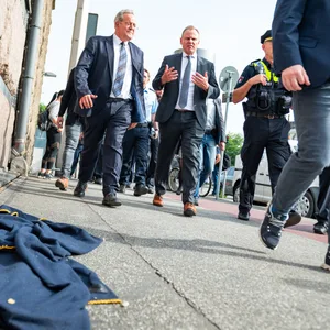 Andy Grote (SPD) im Gespräch mit Dieter Romann (l.), Präsident des Bundespolizeipräsidiums.