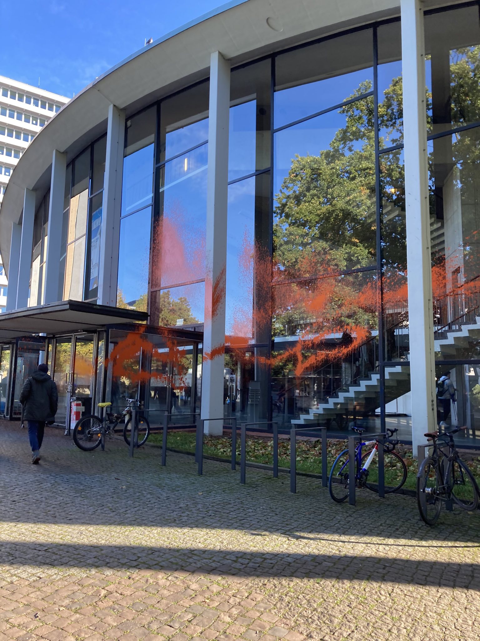 Klimaaktivisten der Letzten Generation haben am Montag erneut des Audimax der Uni Hamburg mit oranger Farbe besprüht.