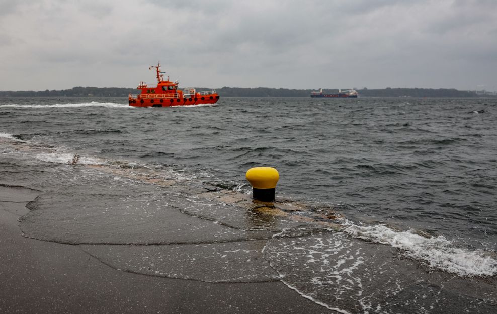 Ostseewellen überspülen in Kiel-Holtenau die Kaimauern der Schiffsanleger.