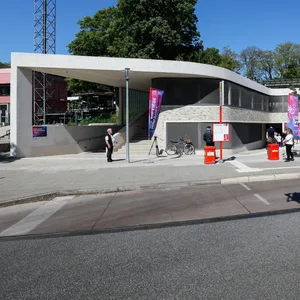 Vor rund zweieinhalb Jahren eröffnet – aber nur selten genutzt: das Fahrradparkhaus an der U-Bahn-Station Kellinghusenstraße.
