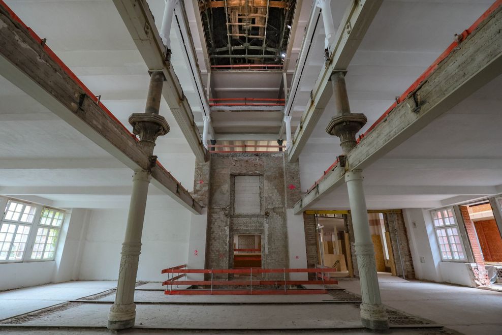 Blick in die Baustelle des denkmalgeschützten Alten Fernmeldeamtes in der Schlüterstraße.