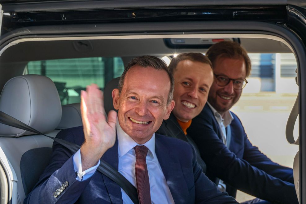 Drehten schon einmal eine Runde mit dem Roboter-Taxi: Bundesverkehrsminister Volker Wissing (FDP), Moia-Chef Sascha Meyer und Verkehrssenator Anjes Tjarks (Grüne).