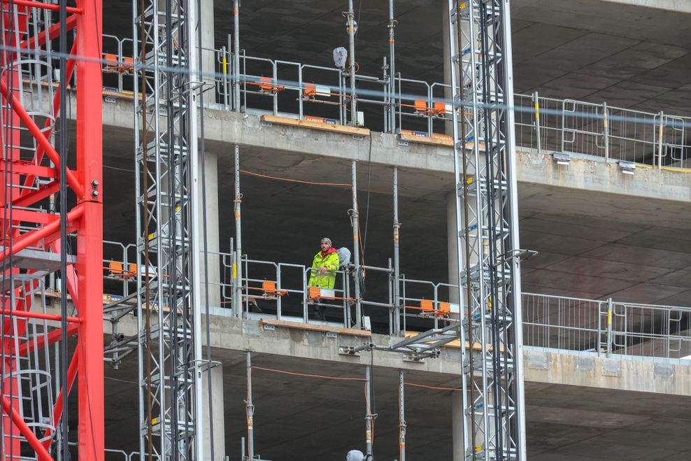 Vereinzelt sind noch ein paar Arbeiter mit Sicherungsarbeiten beschäftigt. Ansonsten steht die Baustelle aber still.
