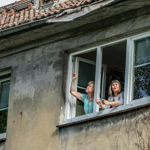 Leben seit über anderthalb Jahren unter einer kaputten Regenrinne: Mieterinnen Petra Müller (links, 64) und Ingrid Jänicke (68).