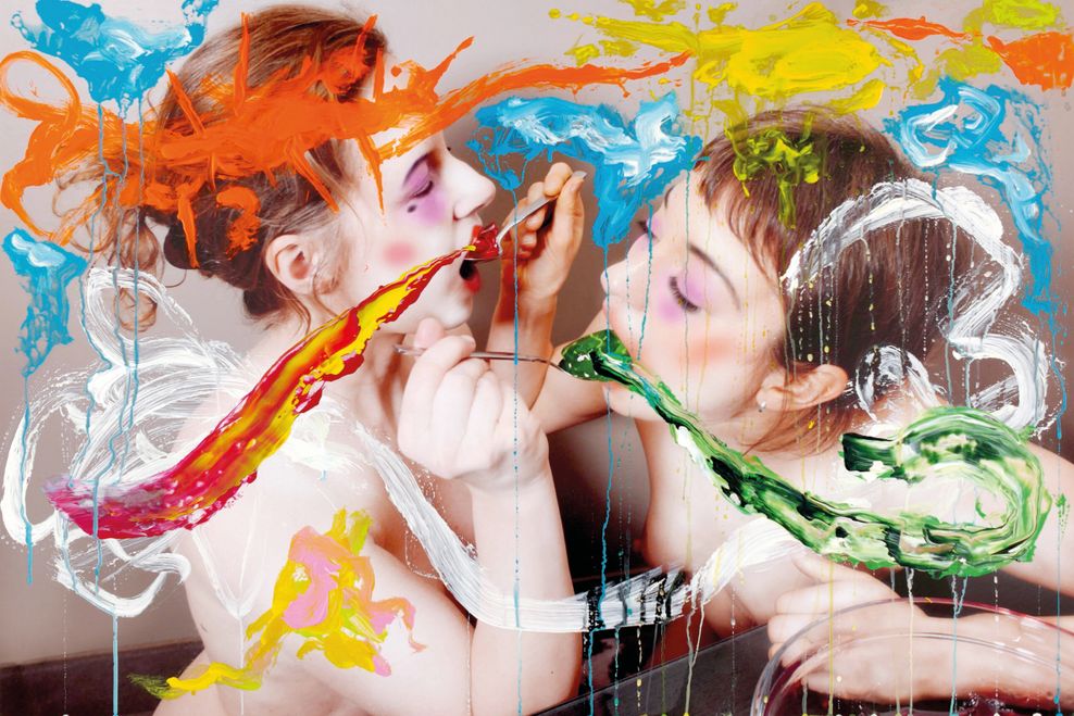 Ein Werk des Künstler-Duos "Gott & Gilz": Zwei nackte Frauen füttern sich gegenseitig