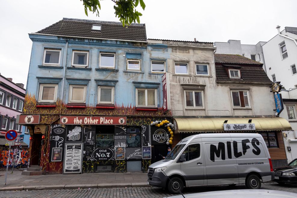 Die Tür zu den Airbnb-Wohnungen ist nur schwer zu erkennen.