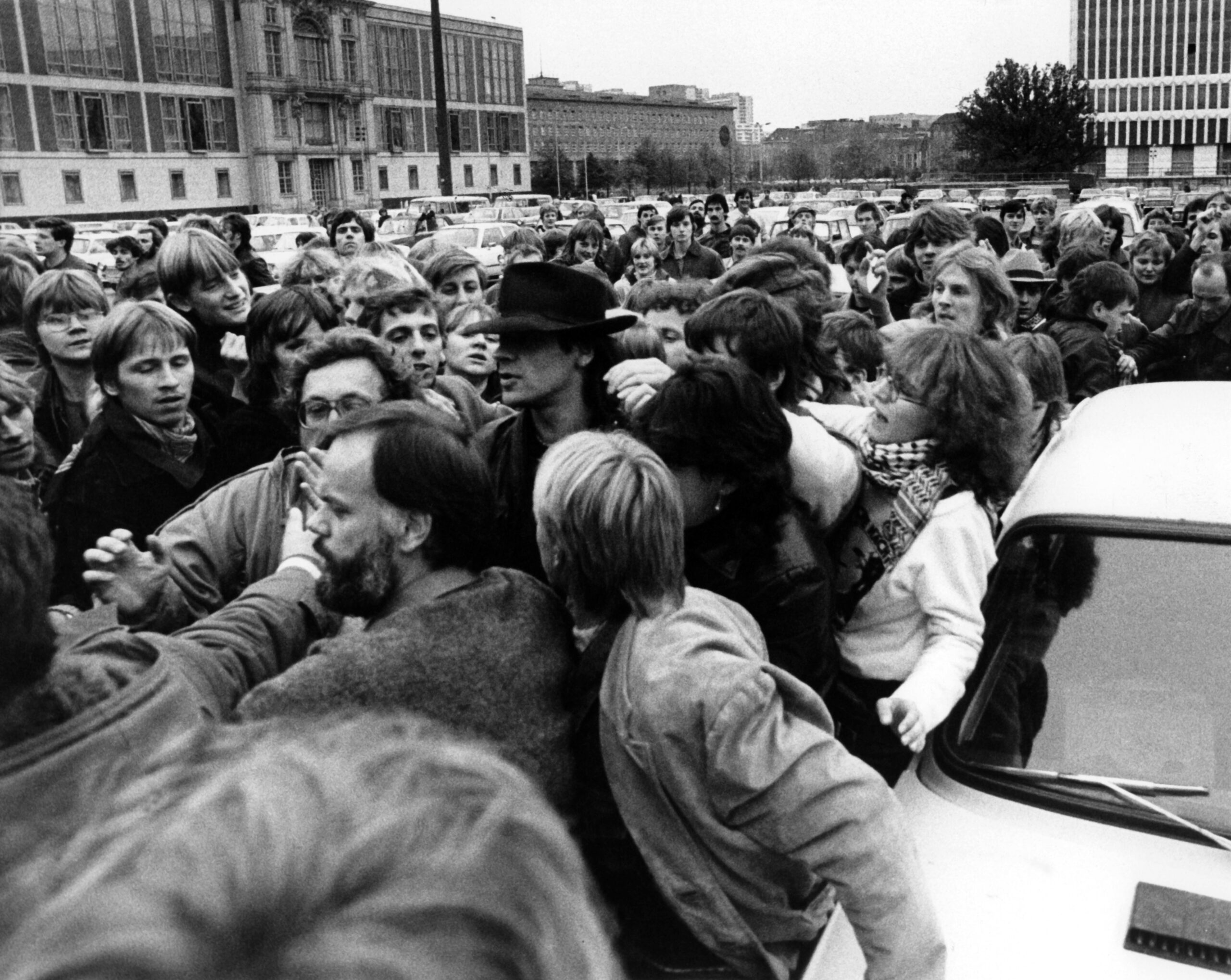 Udo Lindenberg wird bei seiner Ankunft vor dem Palast der Republik von Fans umringt. (Archivbild)